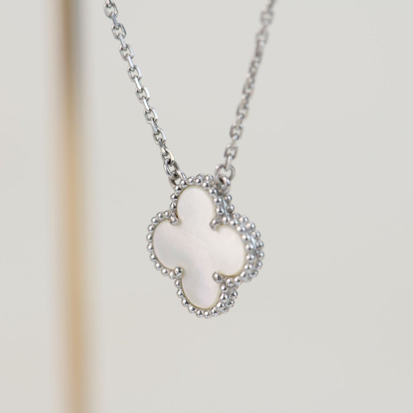 [Luna Brilliance]CLOVER  15MM WHITE MOTHER-OF-PEARL SILVER