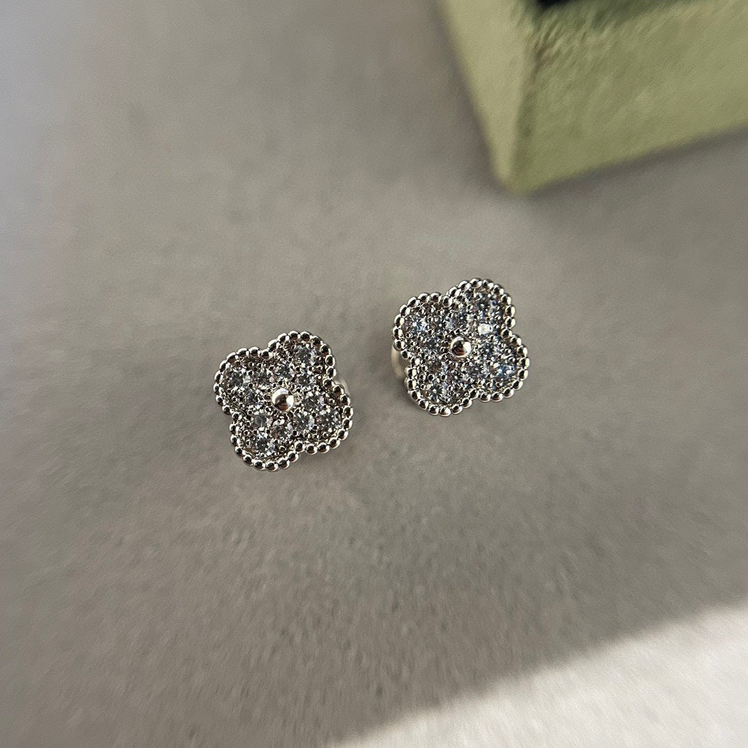 [Luna Brilliance]CLOVER MINI DIAMOND STUD EARRINGS